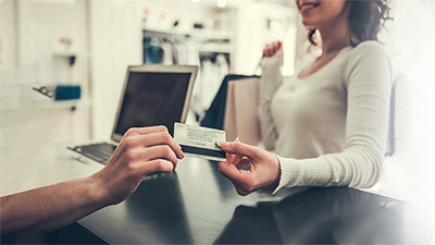 Mujer pagando con tarjeta